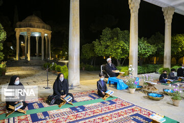 En image, les séances de poésie dans le tombeau du grand poète Hafez à Chiraz