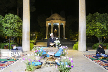 En image, les séances de poésie dans le tombeau du grand poète Hafez à Chiraz