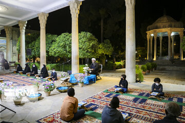 En image, les séances de poésie dans le tombeau du grand poète Hafez à Chiraz