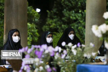 En image, les séances de poésie dans le tombeau du grand poète Hafez à Chiraz