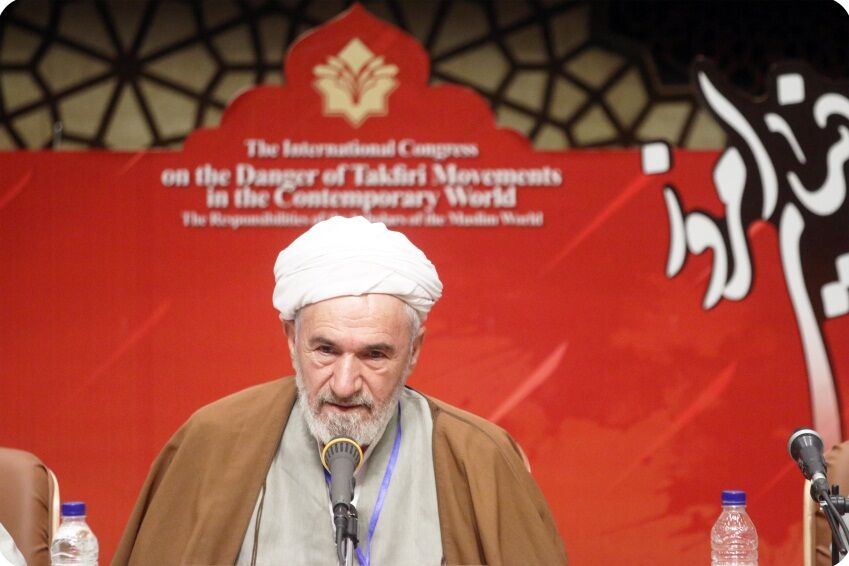 خائنان به امت اسلامی بدانند روزی جزای کار خود را خواهند داد
