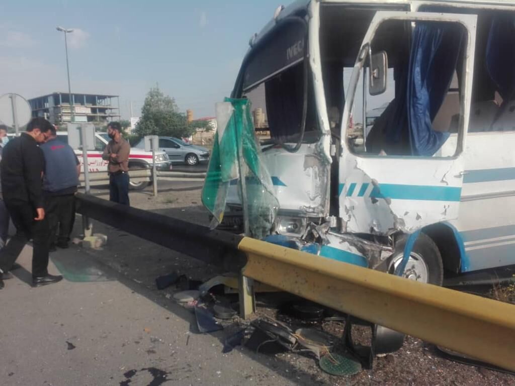 تصادف مینی بوس با تریلر در قزوین ۱۲ مصدوم برجا گذاشت تصادف مینی بوس با تریلر در قزوین ۱۲ مصدوم برجا گذاشت
