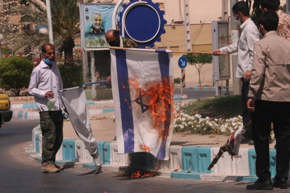 پرچم رژیم اشغالگر قدس در بوشهر به آتش کشیده شد
