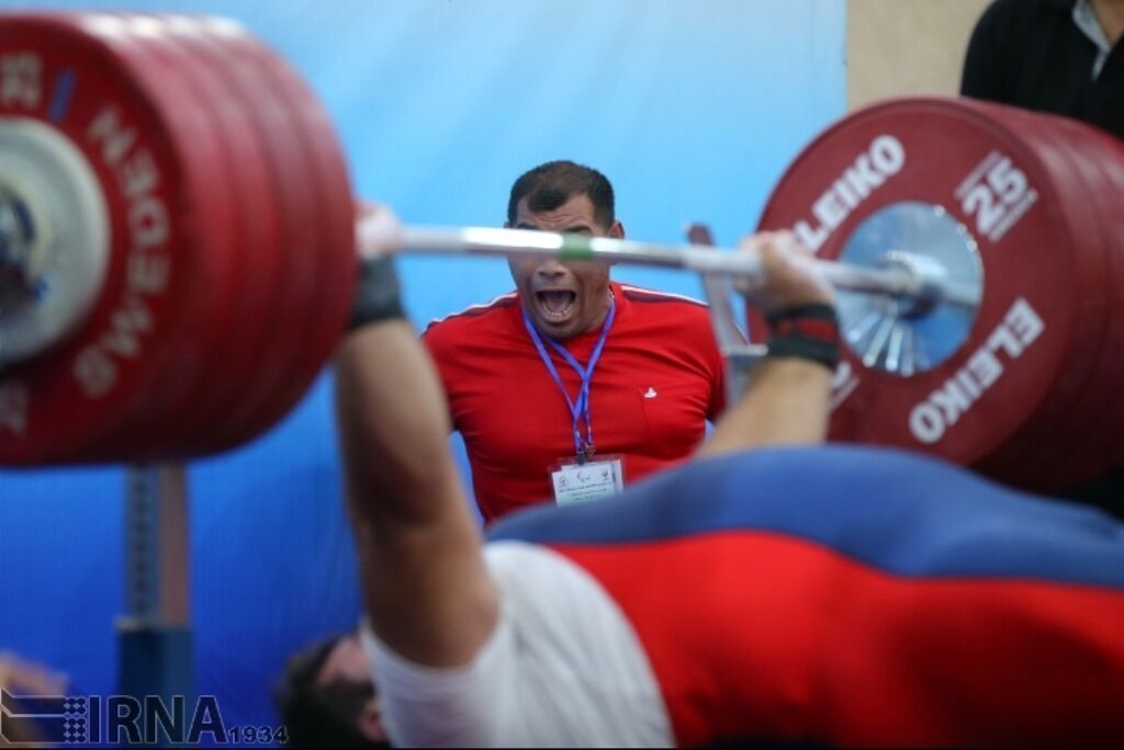 Iranian weightlifter receives gold medal in world cup