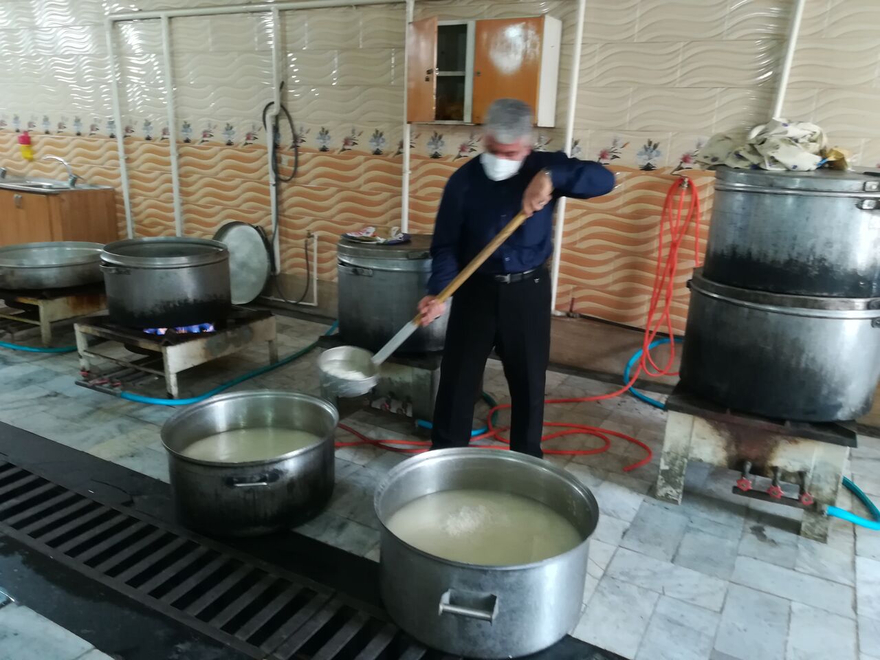 3400 پرس غذا با مشارکت دانشگاه آزاد بین نیازمندان قزوینی توزیع شد