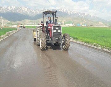 تداوم عملیات بهسازی راه‌های روستایی در آذربایجان غربی