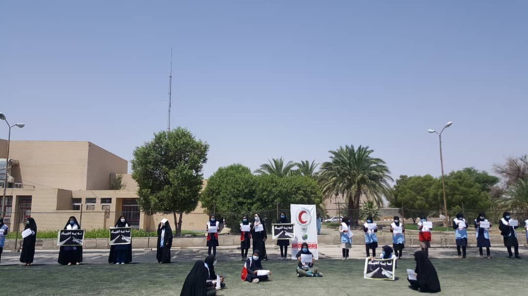 زنجیره "نه به اعتیاد" از سوی جوانان در ایرانشهر تشکیل شد