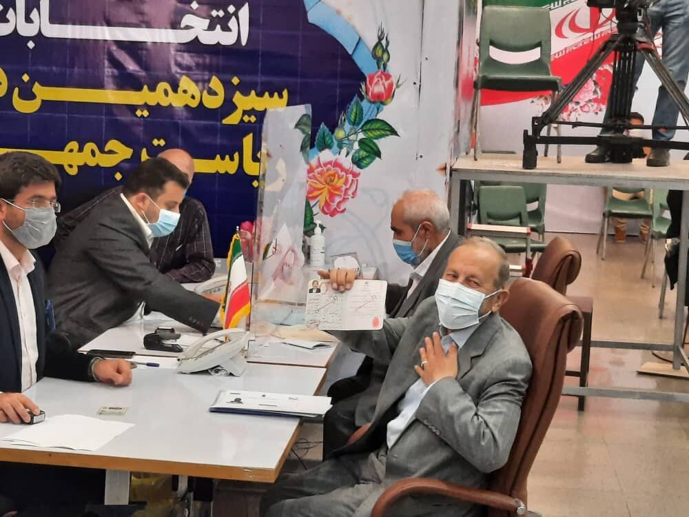 علیرضا افشار با شعار "با مردم و برای مردم" به وزارت کشور مراجعه کرد