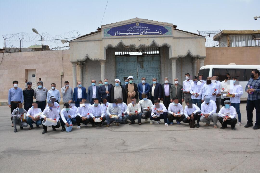 آزادی ۳۷ زندانی به همت بسیج مهندسین صنایع، خیران و ستاد دیه خوزستان