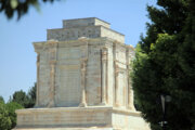 Majestuoso mausoleo de Ferdowsi en Tus
