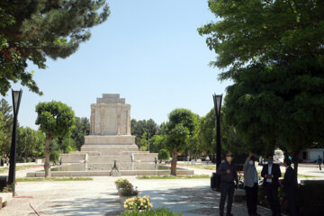 Majestuoso mausoleo de Ferdowsi en Tus
