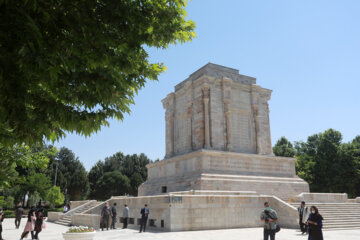 Majestuoso mausoleo de Ferdowsi en Tus
