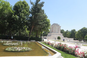 Majestuoso mausoleo de Ferdowsi en Tus
