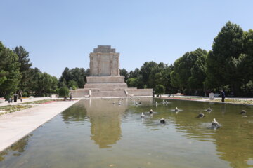 Majestuoso mausoleo de Ferdowsi en Tus
