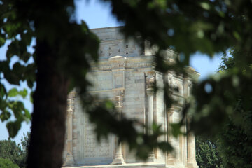 Majestuoso mausoleo de Ferdowsi en Tus
