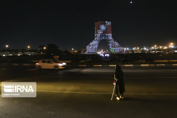 Un espectacular vídeo mapping 3D ilumina la torre de Azadi