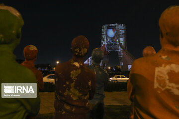 Un espectacular vídeo mapping 3D ilumina la torre de Azadi