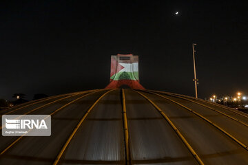 Un espectacular vídeo mapping 3D ilumina la torre de Azadi