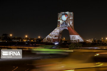 Un espectacular vídeo mapping 3D ilumina la torre de Azadi