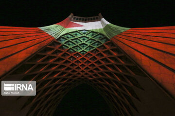 Un espectacular vídeo mapping 3D ilumina la torre de Azadi