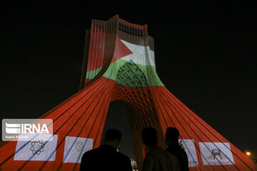 Un espectacular vídeo mapping 3D ilumina la torre de Azadi