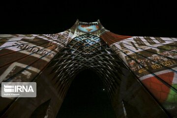 Un espectacular vídeo mapping 3D ilumina la torre de Azadi