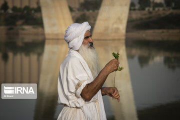 Bautismo mandeo en el río Karún