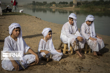 Le baptême des Mandéens au bord de la rivière Karoun (sud-ouest d'Iran)