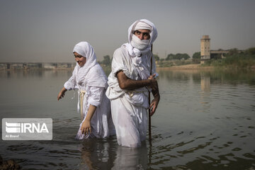 Le baptême des Mandéens au bord de la rivière Karoun (sud-ouest d'Iran)