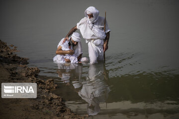 Le baptême des Mandéens au bord de la rivière Karoun (sud-ouest d'Iran)