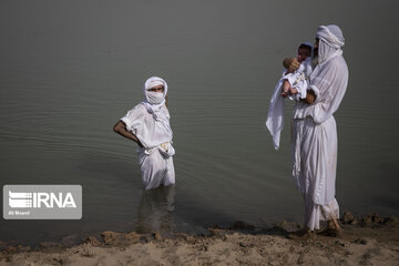 Le baptême des Mandéens au bord de la rivière Karoun (sud-ouest d'Iran)