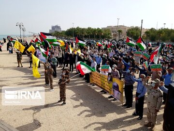 People in south of Iran in a gathering to support Islamic Resistance