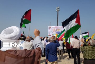 People in south of Iran in a gathering to support Islamic Resistance