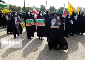 People in south of Iran in a gathering to support Islamic Resistance