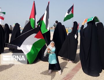 People in south of Iran in a gathering to support Islamic Resistance