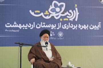 امام جمعه مشهد:شیب خدمت‌رسانی در شهر به سمت مناطق حاشیه‌ای است