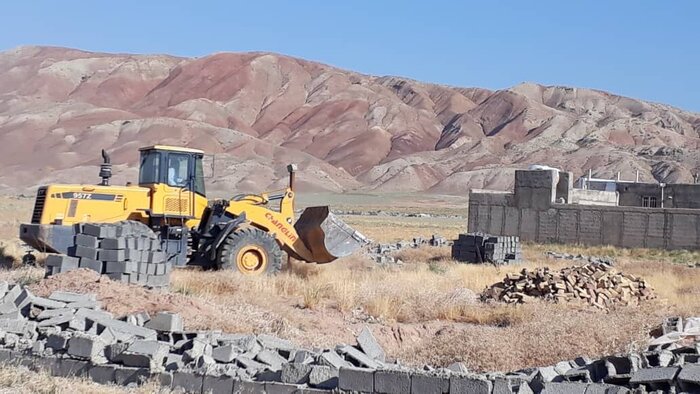 ۵۰ مورد ساخت و ساز غیرمجاز در اراضی ملی سیاخ دارنگون شیراز تخریب شد