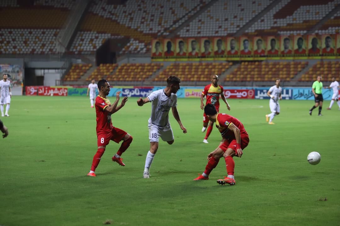 تیم فولاد خوزستان مقابل تراکتورسازی متوقف شد