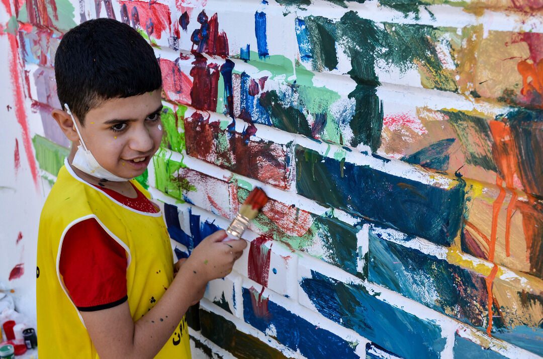 کودکان اوتیسم  در آبادان دیواری را به نام خود نقاشی و ثبت کردند 