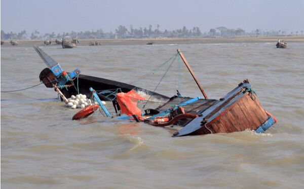 احتمال غرق شدن بیش از ۱۵۰ مسافر یک قایق واژگون شده نیجریه‌ای