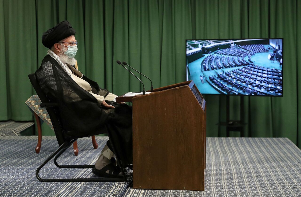 Ayetullah Hamenei: Oy vermemeyi isteyenlerin yüreği halkla birlikte değildir