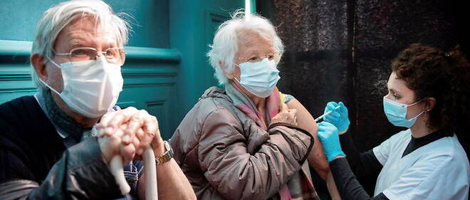 سالمندان فرانسه در صف انتظار واکسن کرونا