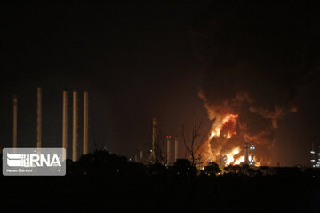 Gran incendio en una refinería de petróleo en el sur de Teherán