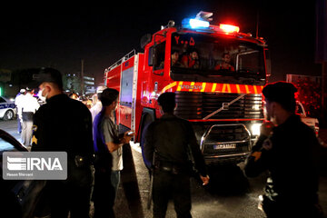 Gran incendio en una refinería de petróleo en el sur de Teherán