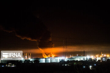 Gran incendio en una refinería de petróleo en el sur de Teherán