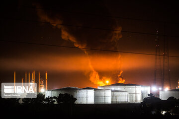 Gran incendio en una refinería de petróleo en el sur de Teherán