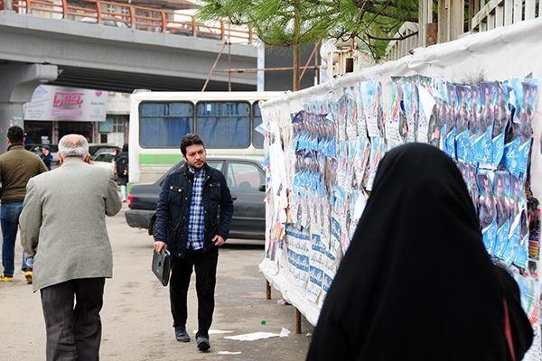 دیوارهای ورامین در محاصره پوستر تبلیغاتی نامزدها