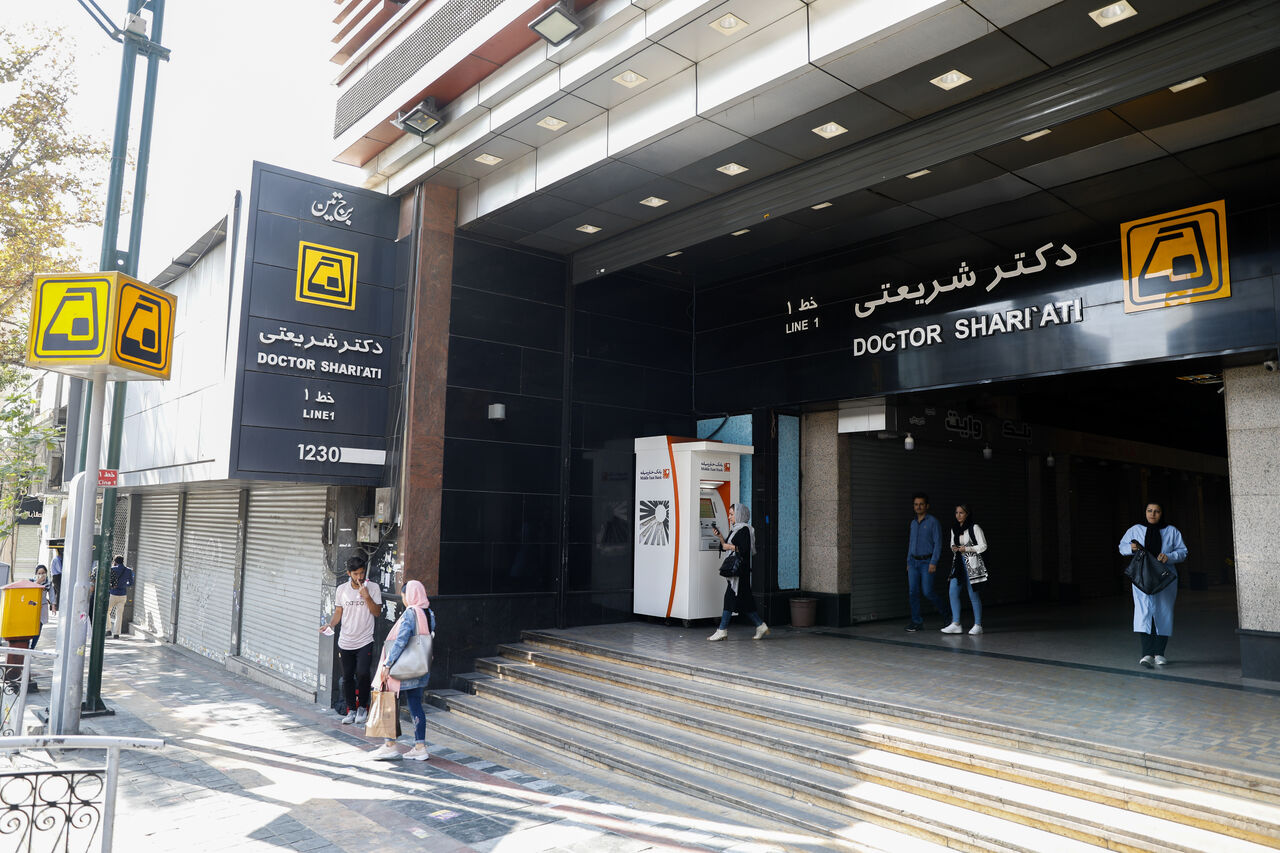 عذرخواهی شرکت مترو تهران به دلیل نقص فنی قطار در ایستگاه شریعتی