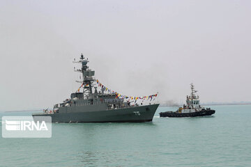 Dena destroyer, Shahin minesweeper join Iran navy units