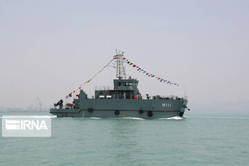 Dena destroyer, Shahin minesweeper join Iran navy units